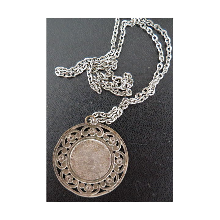 Médaille de la Vierge en métal argenté avec chaine diamètre 4 cm