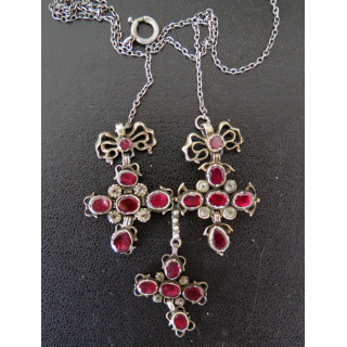 Très vieux collier en argent comprenant 17 grenats de hauteur 5 x 7 cm (20 grammes)