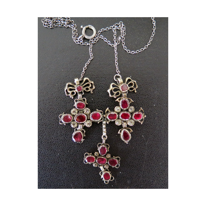 Très vieux collier en argent comprenant 17 grenats de hauteur 5 x 7 cm (20 grammes)