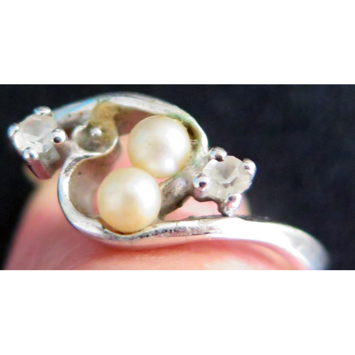 Bague en argent (poinçon 925) avec deux perles et deux petits diamants 1,9 cm de diamètre