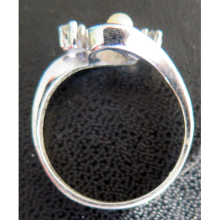 Bague en argent (poinçon 925) avec deux perles et deux petits diamants 1,9 cm de diamètre