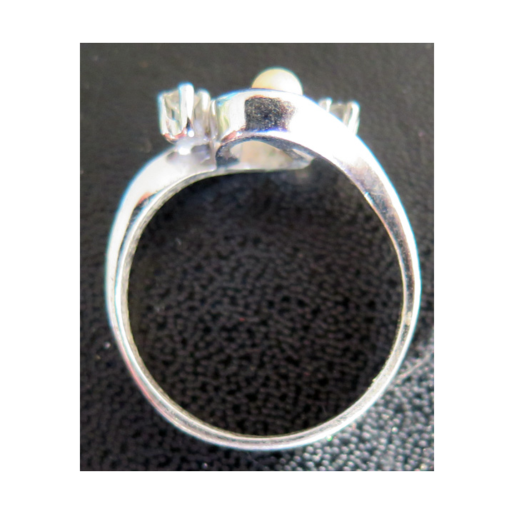 Bague en argent (poinçon 925) avec deux perles et deux petits diamants 1,9 cm de diamètre