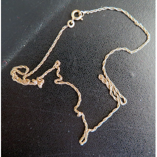 Chainette en métal doré torsadée (plaqué or ?) longueur 40 cm