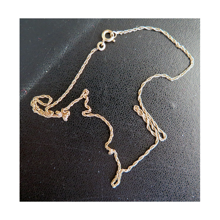 Chainette en métal doré torsadée (plaqué or ?) longueur 40 cm