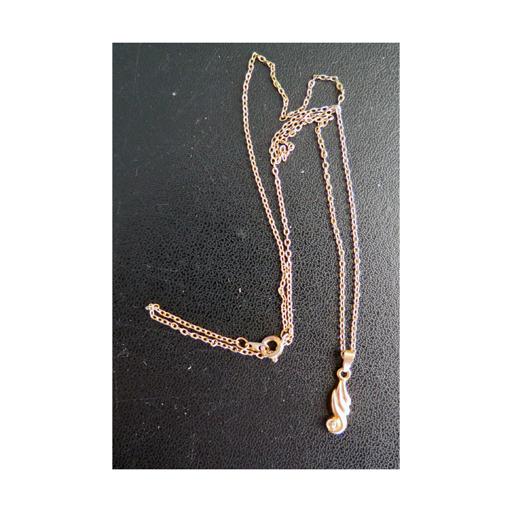 bijou avec chainette en métal doré (plaqué or ?) longueur 48 cm