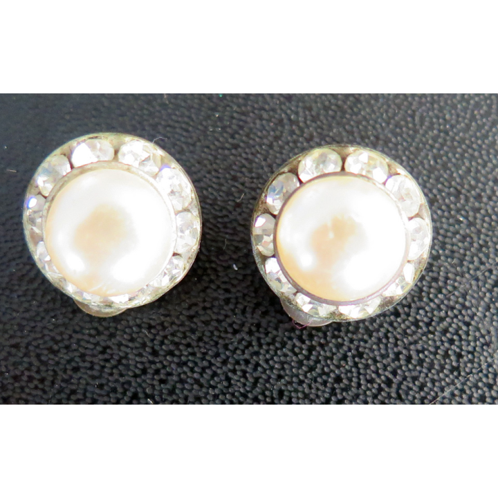 Vieille paire de boucles d'oreilles à clips métal "brillants" et "perles" synthétiques diamètre 1,5 cm