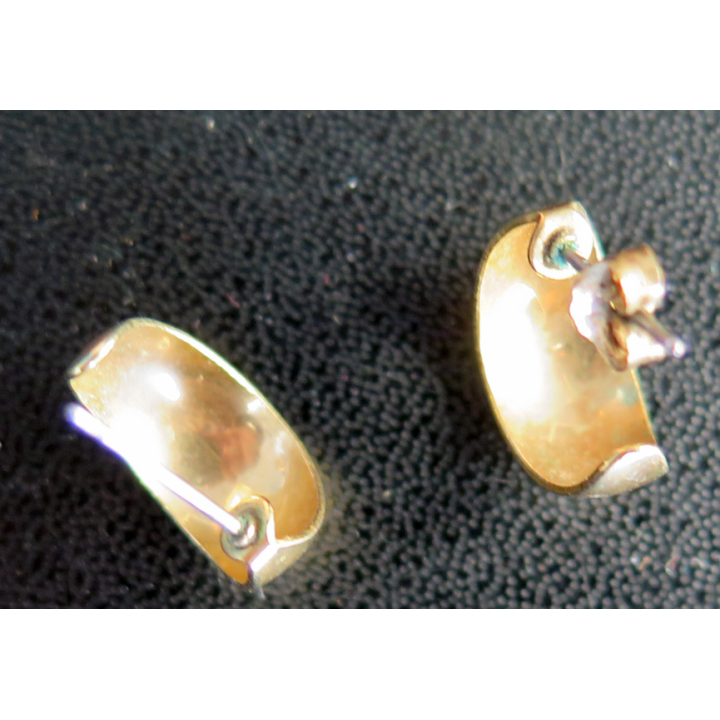 Boucle d'oreille en métal doré (Plaqué or ?) croissant