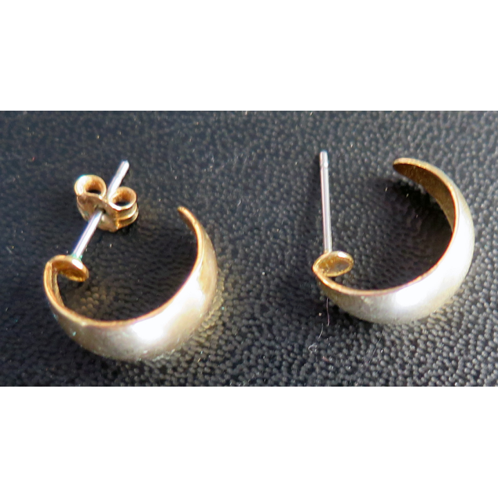 Boucle d'oreille en métal doré (Plaqué or ?) croissant