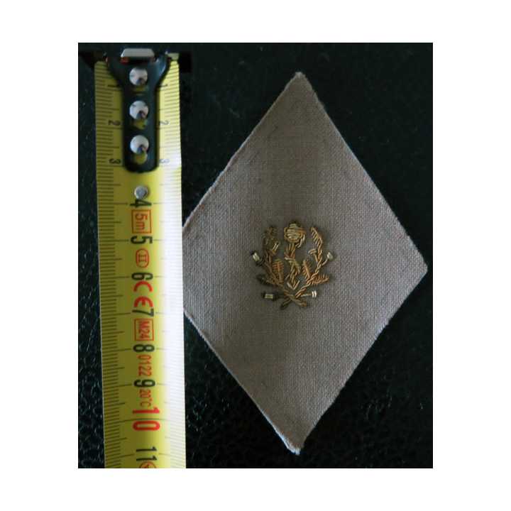 LOSANGE DE BRAS MODÈLE 45 : écusson d'infirmière convoyeuse du service de santé militaire fond toilé, caducée en cannetille