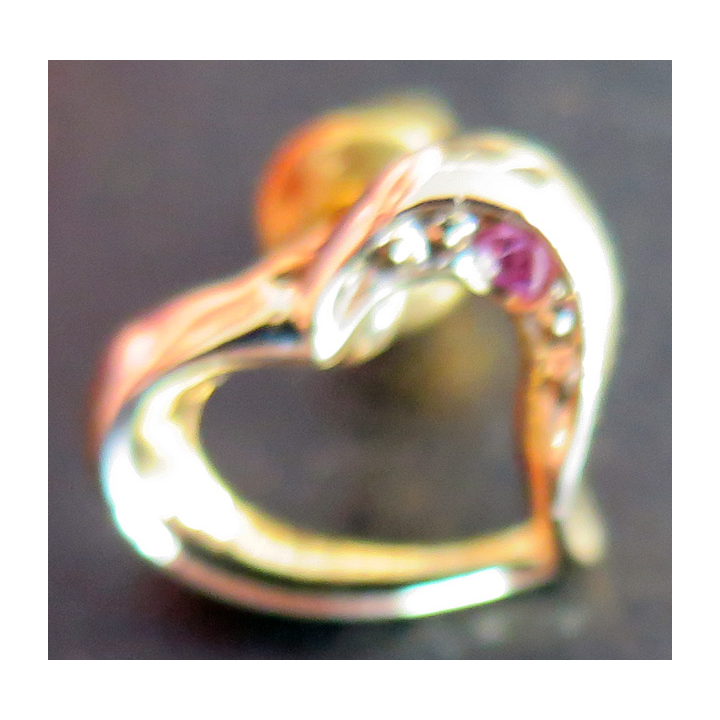 boucle d'oreille en forme de coeur en métal doré (Plaqué or ?)