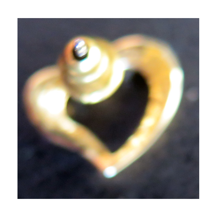 boucle d'oreille en forme de coeur en métal doré (Plaqué or ?)