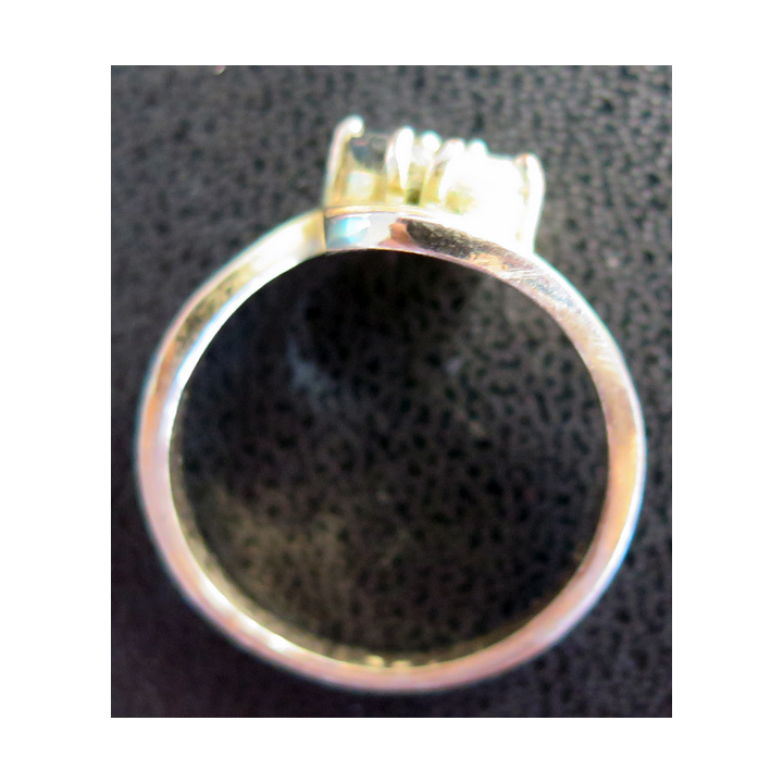 Petite bague en métal doré (Plaqué or ?) avec pierres blanche et bleue diamètre intérieur 1,9 cm