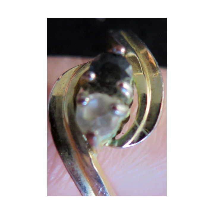 Petite bague en métal doré (Plaqué or ?) avec pierres blanche et bleue diamètre intérieur 1,9 cm