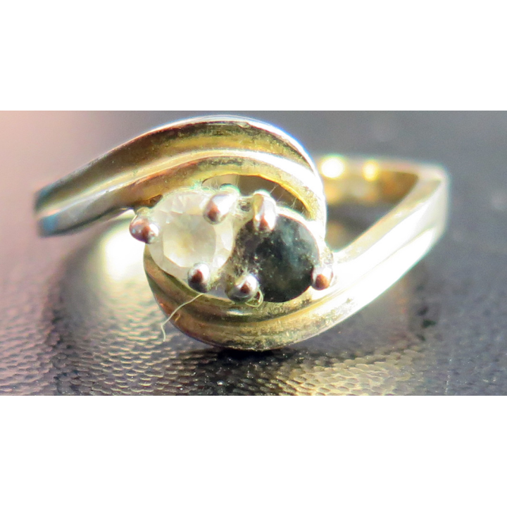 Petite bague en métal doré (Plaqué or ?) avec pierres blanche et bleue diamètre intérieur 1,9 cm