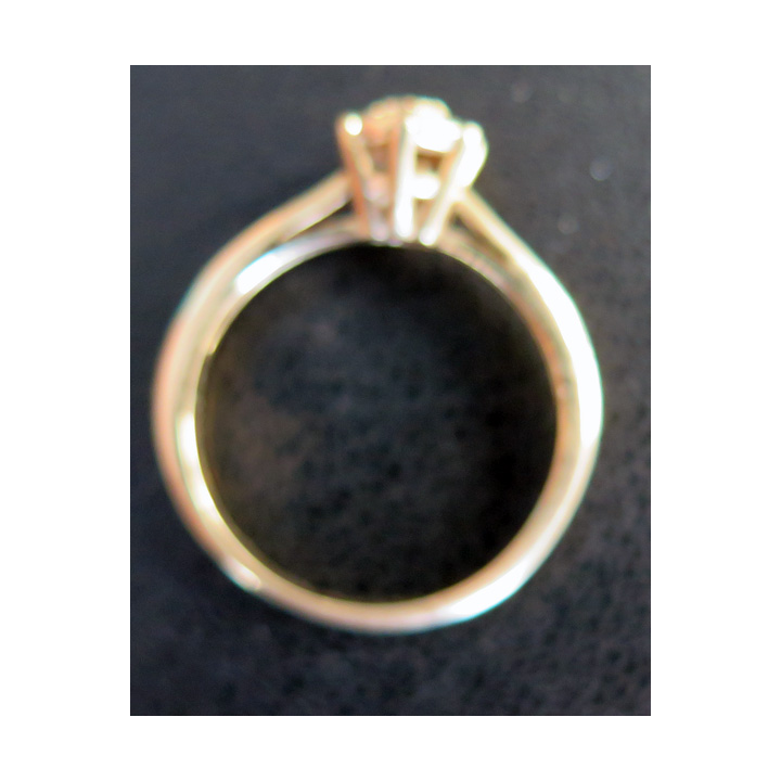 Petite bague en métal doré (Plaqué or ?) avec pierres blanches (1 manque) diamètre intérieur 1,9 cm