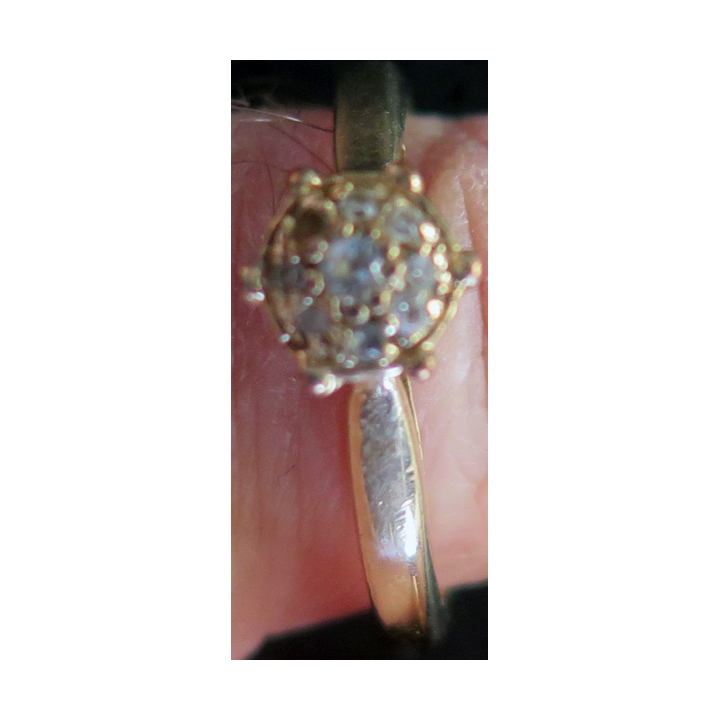 Petite bague en métal doré (Plaqué or ?) avec pierres blanches (1 manque) diamètre intérieur 1,9 cm