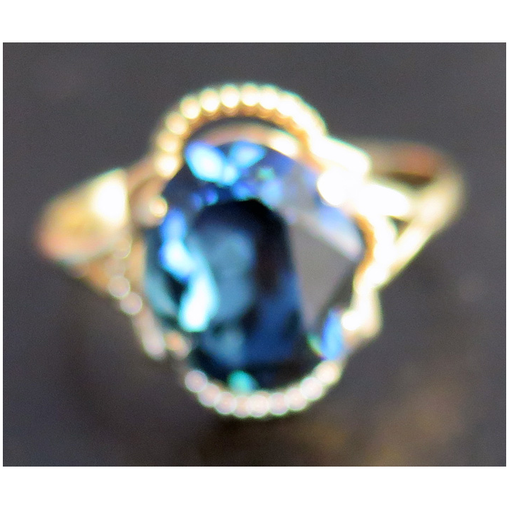 Bague en métal doré (Plaqué or ?) avec 1 pierre bleue diamètre intérieur 2 cm