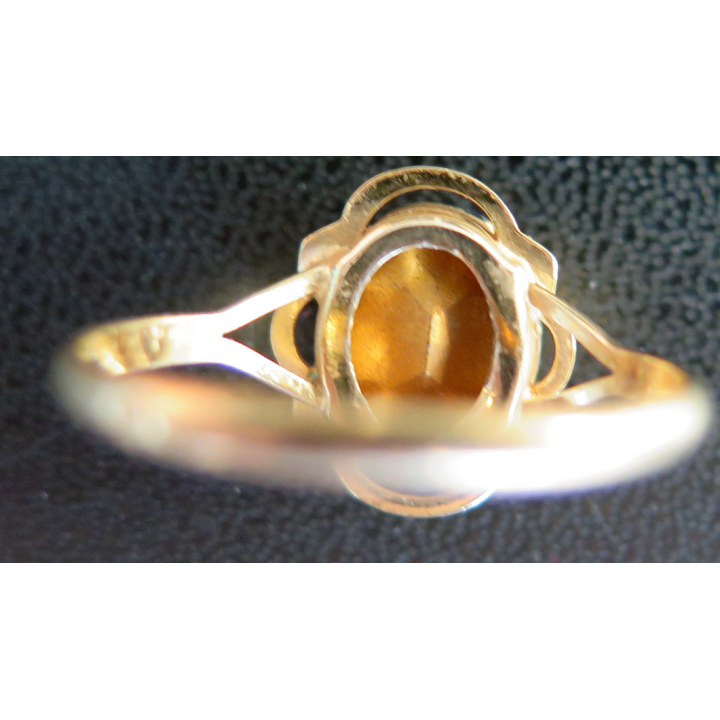 Bague en métal doré (Plaqué or ?) avec 1 pierre bleue diamètre intérieur 2 cm