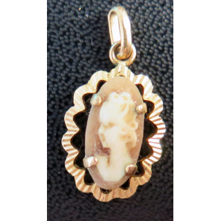 Pendentif camée (résine ?) en métal doré (Plaqué or ?) hauteur 2 cm