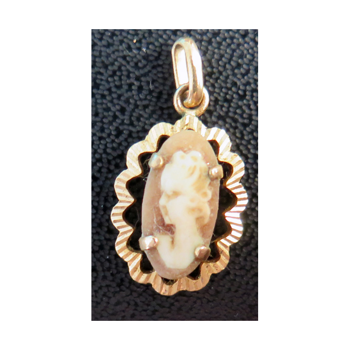 Pendentif camée (résine ?) en métal doré (Plaqué or ?) hauteur 2 cm