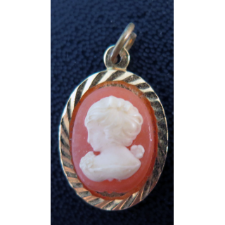 Pendentif camée (résine ?) en métal doré (Plaqué or ?) hauteur 2 cm