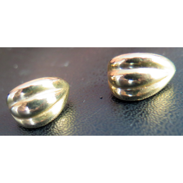 Boucle d'oreille en métal doré (Plaqué or ?) hauteur 1,5 cm