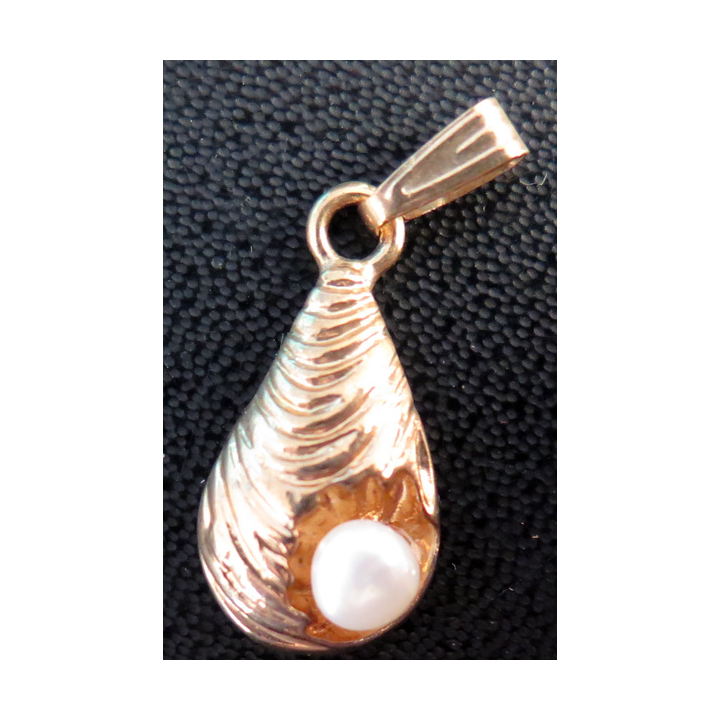 Pendentif avec perle (résine ?) en métal doré (Plaqué or ?) hauteur 2,5 cm