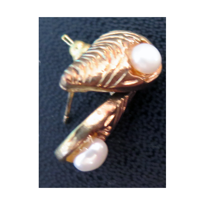 Paire de boucles d'oreilles avec perle (résine ?) en métal doré (Plaqué or ?) hauteur 1,5 cm.