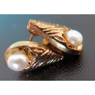 Paire de boucles d'oreilles avec perle (résine ?) en métal doré (Plaqué or ?) hauteur 1,5 cm.