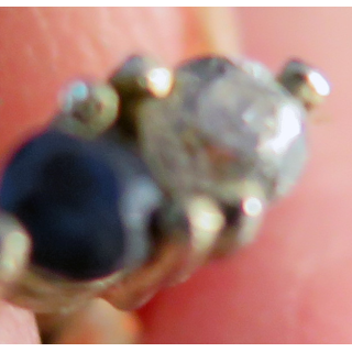 Boucle d'oreille avec pierres synthétiques (brillant et noire) en métal doré (Plaqué or ?) hauteur 0,7 cm