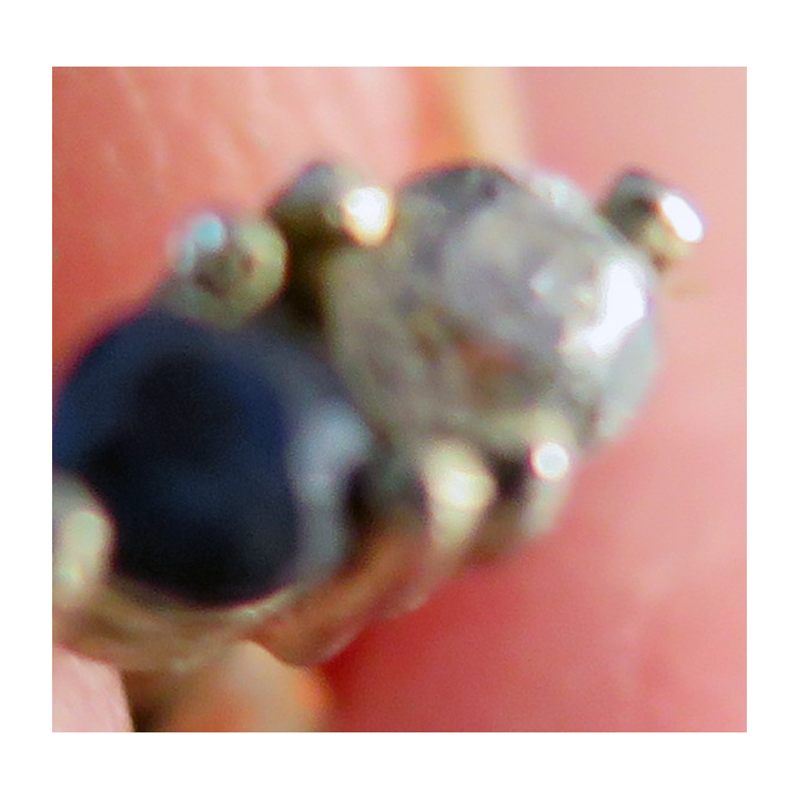 Boucle d'oreille avec pierres synthétiques (brillant et noire) en métal doré (Plaqué or ?) hauteur 0,7 cm