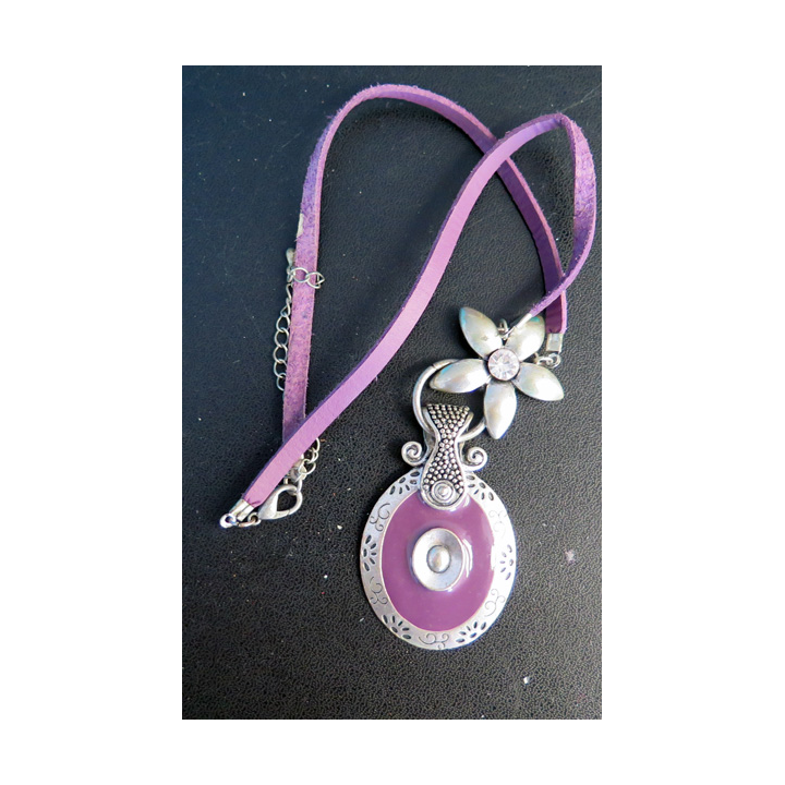 Pendentif en métal argenté hauteur 9 cm