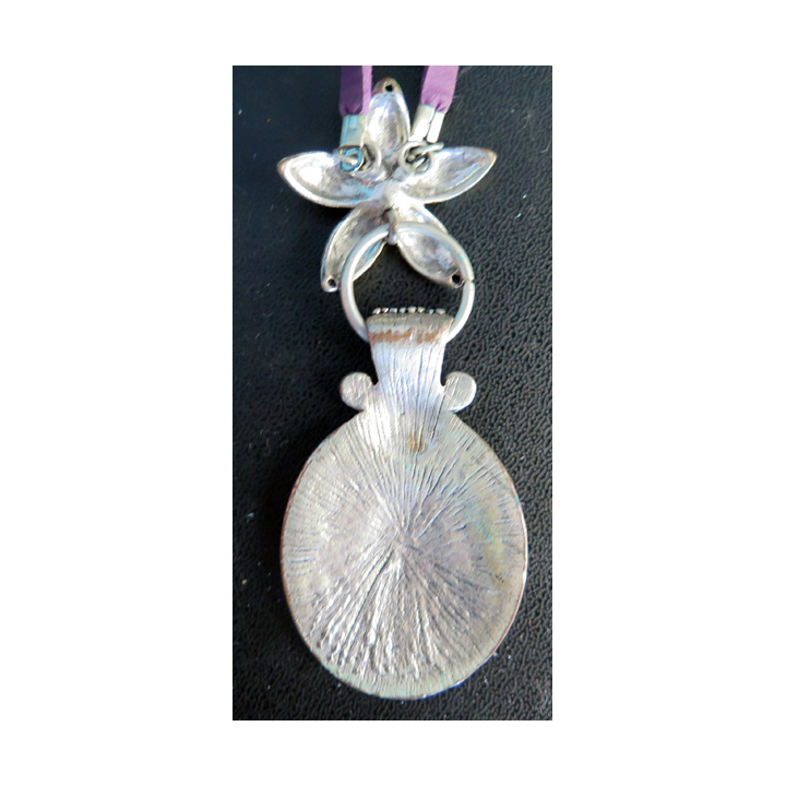 Pendentif en métal argenté hauteur 9 cm