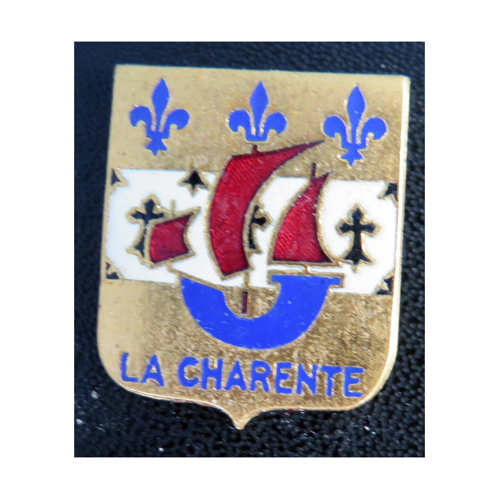 LA CHARENTE : insigne du pétrolier ravitailleur La Charente en Indochine Arthus Bertrand Paris en émail