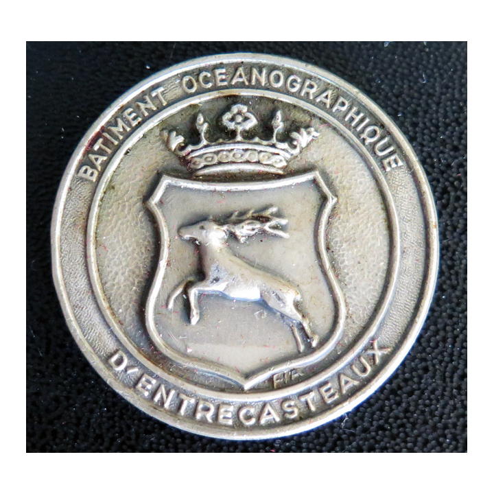 D'ENTRECASTEAUX : Rondache argentée du bâtiment océanographique D'Entrecateaux FIA