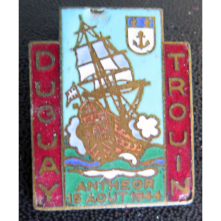 DUGUAY TROUIN : insigne du croiseur Duguay Trouin DECAT en émail avec un éclat en haut et SANS ATTACHE