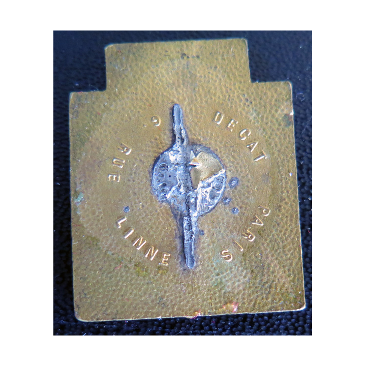 DUGUAY TROUIN : insigne du croiseur Duguay Trouin DECAT en émail avec un éclat en haut et SANS ATTACHE