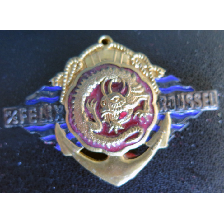 FELIX ROUSSEL : insigne du cargo Félix Roussel signé R. Louis des années 1930 sans attache