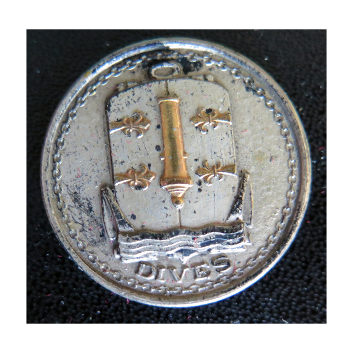 DIVES : rondache argentée du bâtiment de débarquement Dives FIA