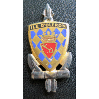 ILE D'OLERON : insigne du bâtiment transport Ile d'oléron Courtois en émail sans attache