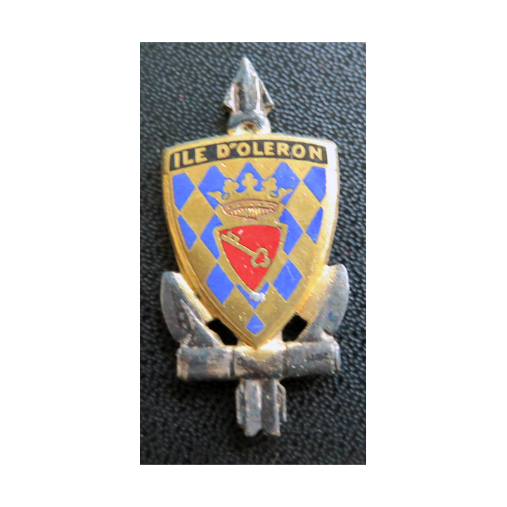 ILE D'OLERON : insigne du bâtiment transport Ile d'oléron Courtois en émail sans attache