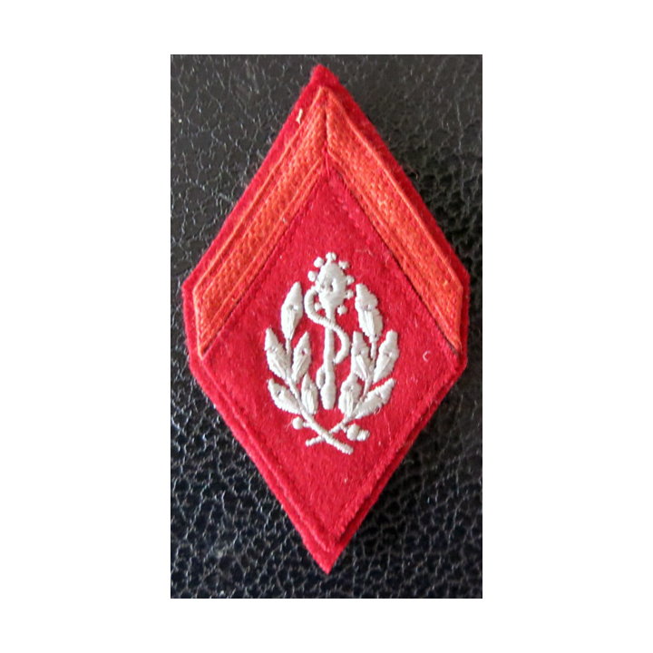 LOSANGE DE BRAS MODÈLE 45 : 1° Classe Auxiliaire sanitaire du Service de santé militaire fond feutre