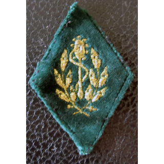 LOSANGE DE BRAS MODÈLE 45 : Officier ou sous officier Pharmacien du Service de Santé fil laminette or, fond velour période AFN