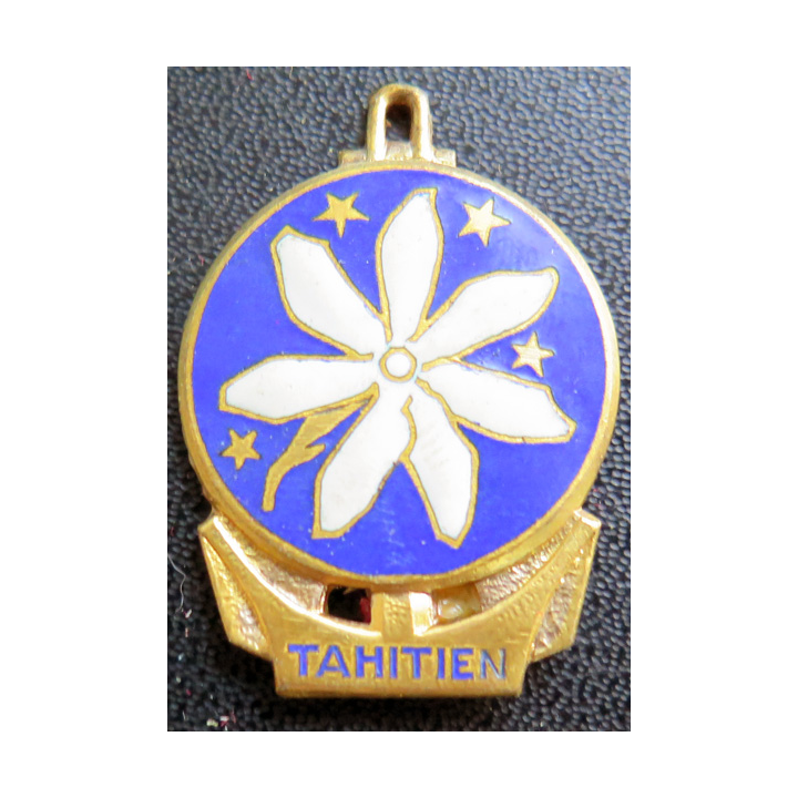 TAHITIEN : insigne des messageries maritimes Tahitien en émail sans attache