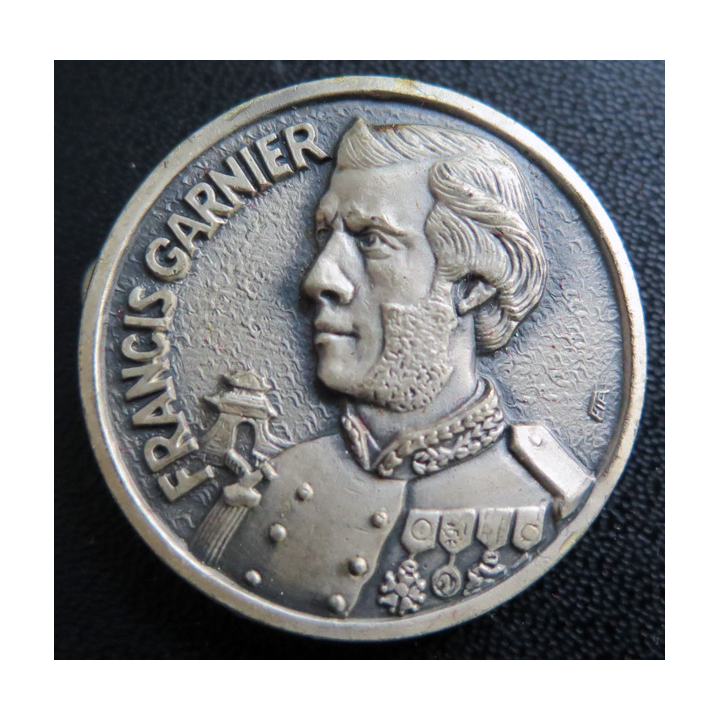 FRANCIS GARNIER : rondache argentée du bâtiment Francis Garnier FIA sans attache