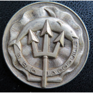 LA COQUILLE : rondache argentée du bâtiment de recherche océanographique La Coquille Arthus Bertrand Paris sans attache