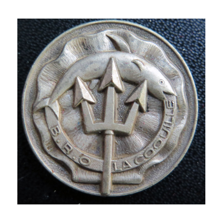 LA COQUILLE : rondache argentée du bâtiment de recherche océanographique La Coquille Arthus Bertrand Paris sans attache