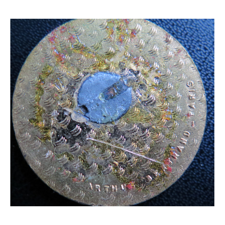 MAHE DE LA BOURDONNAIS : insigne de l'escorteur Mahe de la Bourdonnais Arthus Bertrand Paris en émail sans attache