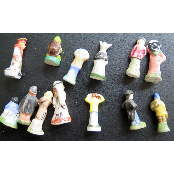 Lot de 13 personnages de crèche et divers