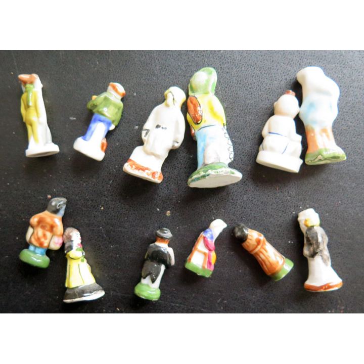 Lot de 12 personnages de crèche et divers